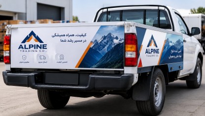 نمونه تصویر استیکر تبلیغاتی چسبیده شده روی بدنه خودرو وانت